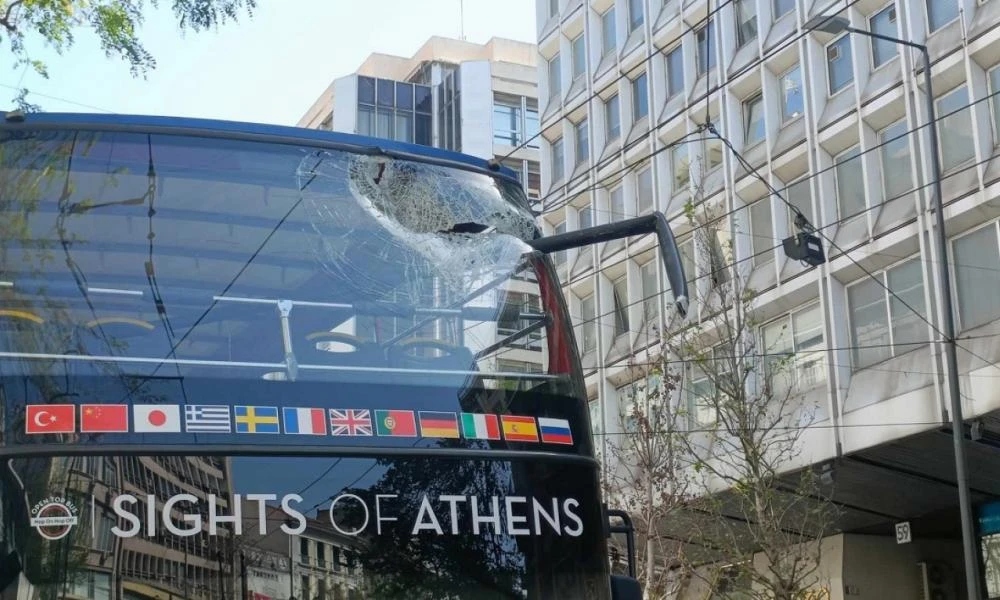 ΟΣΥ: Πώς συνέβη το ατύχημα με το τουριστικό λεωφορείο στην Πανεπιστημίου (βίντεο)